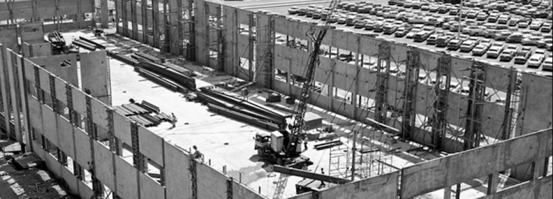 Imagen en blanco y negro de un edificio en construcción