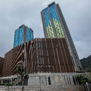 Fachada de la Cinemateca de Bogotá con edificios de colores