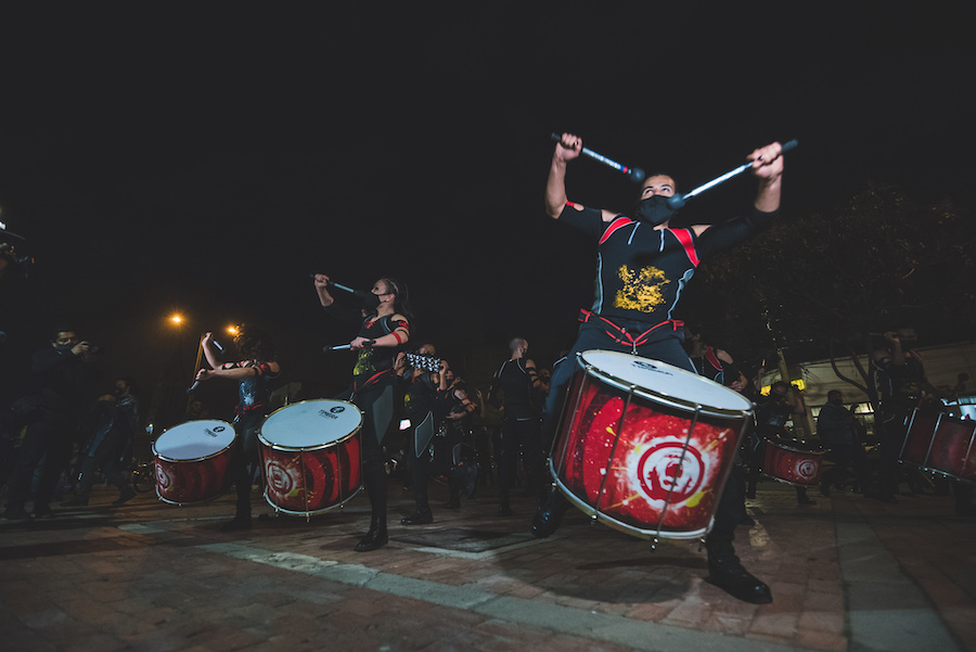 Fotografía de músicos en escena con tambores