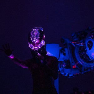 Fotografía Una persona viste un traje especial con luces creadas con artes electrónicas durante el festival Ciudad Deseo