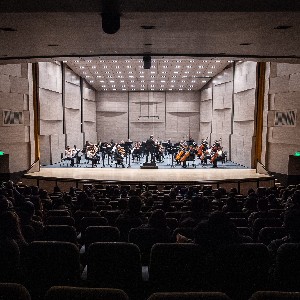 Fotografía del  Interior del Teatro El Ensueño - La Orquesta Filarmónica de Bogotá toca en el escenario principal del recinto