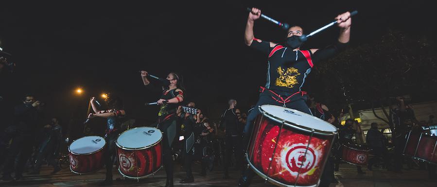 Fotografía de músicos en escena con tambores